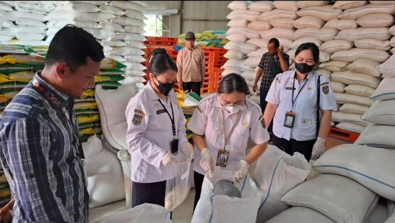 Tim Otoritas Kompeten Keamanan Pangan Daerah (OKKPD) Provinsi Kalimantan Tengah bersama petugas Perum BULOG Divre Kalteng saat melakukan pengambilan sampel dalam kegiatan pengawasan beras SPHP Kalimantan Tengah di Gudang BULOG Palangka Raya, Rabu (4/3/26).