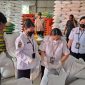 Tim Otoritas Kompeten Keamanan Pangan Daerah (OKKPD) Provinsi Kalimantan Tengah bersama petugas Perum BULOG Divre Kalteng saat melakukan pengambilan sampel dalam kegiatan pengawasan beras SPHP Kalimantan Tengah di Gudang BULOG Palangka Raya, Rabu (4/3/26).