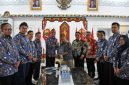 Kepala Perwakilan Badan Pengawasan Keuangan dan Pembangunan (BPKP) Provinsi Kalimantan Tengah, Ilham Nurhidayat, menyerahkan Laporan Eksekutif Daerah Semester II Tahun 2025 terkait penguatan ketahanan pangan Kalimantan Tengah kepada Gubernur Agustiar Sabran di Istana Isen Mulang. (6/3/26)