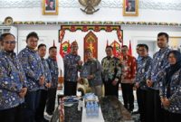 Kepala Perwakilan Badan Pengawasan Keuangan dan Pembangunan (BPKP) Provinsi Kalimantan Tengah, Ilham Nurhidayat, menyerahkan Laporan Eksekutif Daerah Semester II Tahun 2025 terkait penguatan ketahanan pangan Kalimantan Tengah kepada Gubernur Agustiar Sabran di Istana Isen Mulang. (6/3/26)