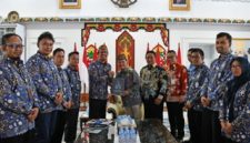 Kepala Perwakilan Badan Pengawasan Keuangan dan Pembangunan (BPKP) Provinsi Kalimantan Tengah, Ilham Nurhidayat, menyerahkan Laporan Eksekutif Daerah Semester II Tahun 2025 terkait penguatan ketahanan pangan Kalimantan Tengah kepada Gubernur Agustiar Sabran di Istana Isen Mulang. (6/3/26)