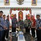 Kepala Perwakilan Badan Pengawasan Keuangan dan Pembangunan (BPKP) Provinsi Kalimantan Tengah, Ilham Nurhidayat, menyerahkan Laporan Eksekutif Daerah Semester II Tahun 2025 terkait penguatan ketahanan pangan Kalimantan Tengah kepada Gubernur Agustiar Sabran di Istana Isen Mulang. (6/3/26)