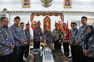 Kepala Perwakilan Badan Pengawasan Keuangan dan Pembangunan (BPKP) Provinsi Kalimantan Tengah, Ilham Nurhidayat, menyerahkan Laporan Eksekutif Daerah Semester II Tahun 2025 terkait penguatan ketahanan pangan Kalimantan Tengah kepada Gubernur Agustiar Sabran di Istana Isen Mulang. (6/3/26)