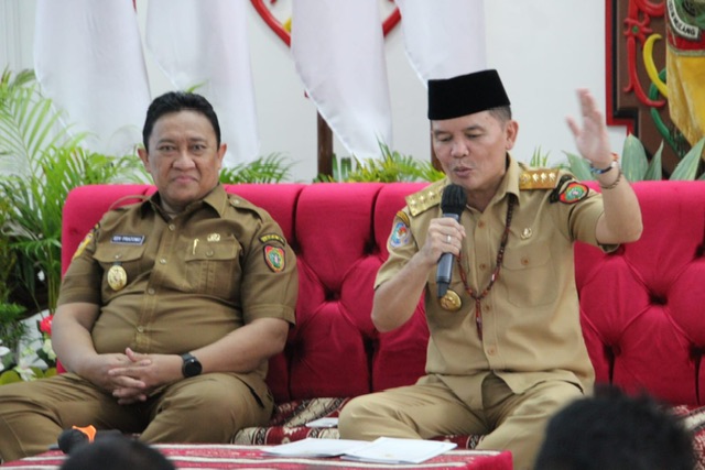 Gubernur Agustiar Sabran bersama Wakil Gubernur Edy Pratowo menghadiri kegiatan sosialisasi Program Kartu Huma Betang Sejahtera di Istana Isen Mulang, Rumah Jabatan Gubernur Kalimantan Tengah. Program ini bertujuan meningkatkan kesejahteraan masyarakat melalui bantuan pendidikan, kesehatan, dan sosial. (20/3/26)