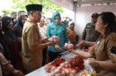 Gubernur Kalteng, Agustiar Sabran, beserta Ketua TP PKK Prov. Kalteng, Aisyah Thisia Agustiar Sabran, meninjau langsung pelaksanaan Pasar Murah dan Gerakan Pangan Murah (GPM). (10/3/26)