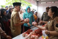 Gubernur Kalteng, Agustiar Sabran, beserta Ketua TP PKK Prov. Kalteng, Aisyah Thisia Agustiar Sabran, meninjau langsung pelaksanaan Pasar Murah dan Gerakan Pangan Murah (GPM). (10/3/26)