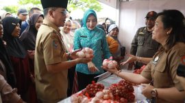 Gubernur Kalteng, Agustiar Sabran, beserta Ketua TP PKK Prov. Kalteng, Aisyah Thisia Agustiar Sabran, meninjau langsung pelaksanaan Pasar Murah dan Gerakan Pangan Murah (GPM). (10/3/26)