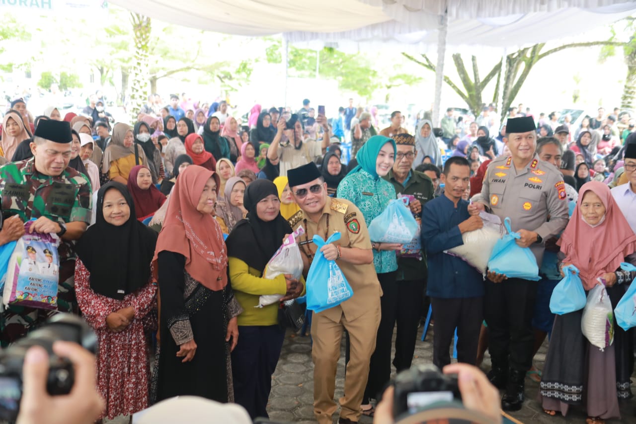 Penyerahan paket sembako Gerakan Pangan Murah Kalteng oleh Gubernur Kalimantan Tengah Agustiar Sabran kepada masyarakat di Masjid Raya Darussalam Palangka Raya.