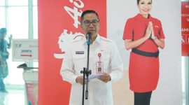 Plt. Sekretaris Daerah Provinsi Kalimantan Tengah Leonard S. Ampung melepas penumpang pada penerbangan perdana rute Palangka Raya–Pangkalan Bun maskapai Wings Air di Bandara Tjilik Riwut, Palangka Raya. Pembukaan rute ini diharapkan memperkuat konektivitas transportasi udara di Kalimantan Tengah. (11/3/26)