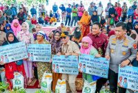 Gubernur Agustiar Sabran didampingi Wakil Gubernur Edy Pratowo dan Plt. Sekda Leonard S. Ampung menyerahkan secara simbolis bantuan kepada masyarakat saat pembukaan penyaluran bantuan pangan dan Gerakan Pangan Murah di halaman Istana Isen Mulang, Rumah Jabatan Gubernur di Palangka Raya, Kamis (12/3/26).