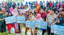 Gubernur Agustiar Sabran didampingi Wakil Gubernur Edy Pratowo dan Plt. Sekda Leonard S. Ampung menyerahkan secara simbolis bantuan kepada masyarakat saat pembukaan penyaluran bantuan pangan dan Gerakan Pangan Murah di halaman Istana Isen Mulang, Rumah Jabatan Gubernur di Palangka Raya, Kamis (12/3/26).