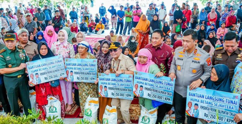 Gubernur Agustiar Sabran didampingi Wakil Gubernur Edy Pratowo dan Plt. Sekda Leonard S. Ampung menyerahkan secara simbolis bantuan kepada masyarakat saat pembukaan penyaluran bantuan pangan dan Gerakan Pangan Murah di halaman Istana Isen Mulang, Rumah Jabatan Gubernur di Palangka Raya, Kamis (12/3/26).