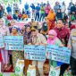 Gubernur Agustiar Sabran didampingi Wakil Gubernur Edy Pratowo dan Plt. Sekda Leonard S. Ampung menyerahkan secara simbolis bantuan kepada masyarakat saat pembukaan penyaluran bantuan pangan dan Gerakan Pangan Murah di halaman Istana Isen Mulang, Rumah Jabatan Gubernur di Palangka Raya, Kamis (12/3/26).