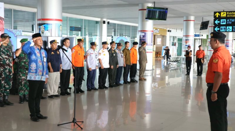 Kepala Dinas Perhubungan Provinsi Kalimantan Tengah Yulindra Dedy bersama General Manager Bandara Tjilik Riwut I Made Dermawan dan sejumlah pemangku kepentingan menghadiri apel pembukaan Posko Monitoring Angkutan Udara Lebaran 2026 di Bandara Tjilik Riwut, Palangka Raya, Jumat (13/3/26).