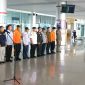 Kepala Dinas Perhubungan Provinsi Kalimantan Tengah Yulindra Dedy bersama General Manager Bandara Tjilik Riwut I Made Dermawan dan sejumlah pemangku kepentingan menghadiri apel pembukaan Posko Monitoring Angkutan Udara Lebaran 2026 di Bandara Tjilik Riwut, Palangka Raya, Jumat (13/3/26).