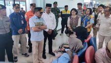 Gubernur Kalimantan Tengah Agustiar Sabran meninjau aktivitas penumpang pada arus mudik Lebaran di Bandara Tjilik Riwut, Palangka Raya. Sekaligus mengingatkan masyarakat agar tetap berhati-hati selama perjalanan. (14/3/26)