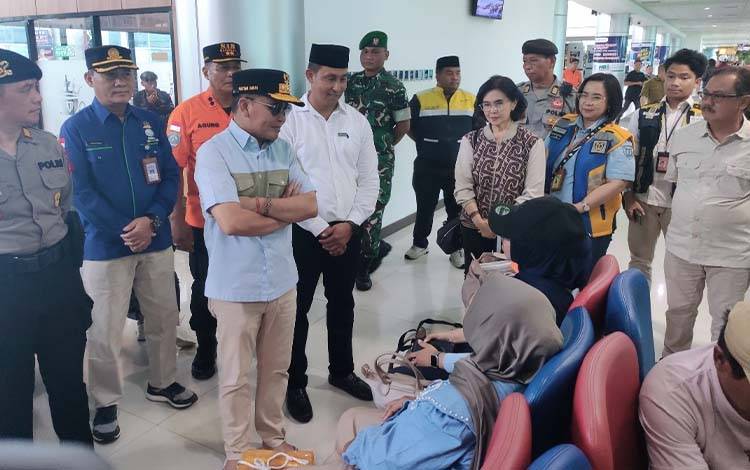 Gubernur Kalimantan Tengah Agustiar Sabran meninjau aktivitas penumpang pada arus mudik Lebaran di Bandara Tjilik Riwut, Palangka Raya. Sekaligus mengingatkan masyarakat agar tetap berhati-hati selama perjalanan. (14/3/26)
