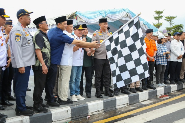 Gubernur Kalimantan Tengah Agustiar Sabran secara resmi melepas peserta program Mudik Gratis Lebaran 2026 di Bundaran Besar, Palangka Raya, dengan ratusan pemudik menggunakan armada bus menuju berbagai daerah tujuan. (18/3/26)