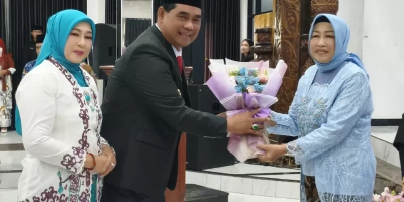 Bupati Shalahuddin didampingi Ketua TPP PKK Barito Utara, Maya Savitri Shalahuddin memberikan karangan bunga kepada Ketua DPRD Barito Utara, Hj Mery Rukaini sebagai wanita inspirasi pada peringatan Hari Ibu, Senin (22/12). Foto-AhyaFR