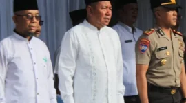 Anggota DPRD Barito Utara, H. Al Hadi (tengah) saat turut menghadiri pembukaan pasar wadai Ramadan 1447 Hijriah inisiasi Pemkab Barito Utara, Kamis (19/2). Foto-Ahya