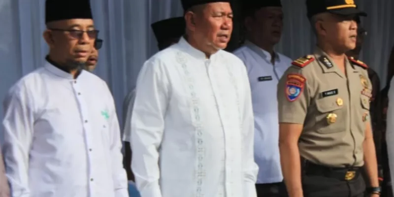 Anggota DPRD Barito Utara, H. Al Hadi (tengah) saat turut menghadiri pembukaan pasar wadai Ramadan 1447 Hijriah inisiasi Pemkab Barito Utara, Kamis (19/2). Foto-Ahya