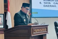 Bupati Barito Utara, H. Shalahuddin menyampaikan nota keterangan usulan Raperda pada sidang paripurna yang digelar DPRD Barito Utara, Senin (23/2). Foto-ist