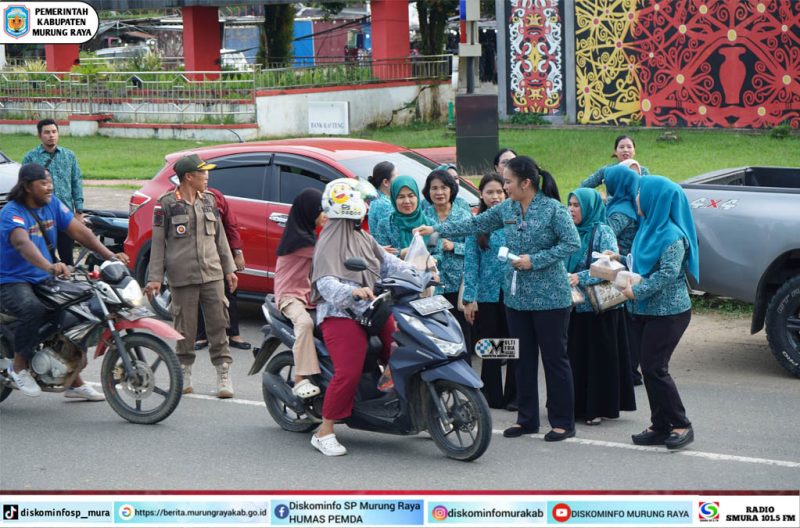 TP PKK Mura membagikan ribuan takjil kepada masyarakat yang melintas di Jalan Jenderal Sudirman, tepatnya di sekitar Bundaran Emas Kota Puruk Cahu, Rabu (4/3/2026). (Foto : Diskominfo SP Mura)