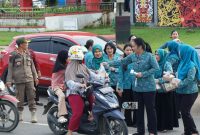 TP PKK Mura membagikan ribuan takjil kepada masyarakat yang melintas di Jalan Jenderal Sudirman, tepatnya di sekitar Bundaran Emas Kota Puruk Cahu, Rabu (4/3/2026). (Foto : Diskominfo SP Mura)
