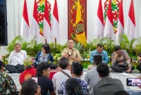 Gubernur Kalimantan Tengah Agustiar Sabran menerima audiensi kelompok penambang rakyat untuk membahas legalitas aktivitas pertambangan emas serta rencana pembentukan Wilayah Pertambangan Rakyat (WPR) di Istana Isen Mulang, Palangka Raya, Kamis (12/3/2026).