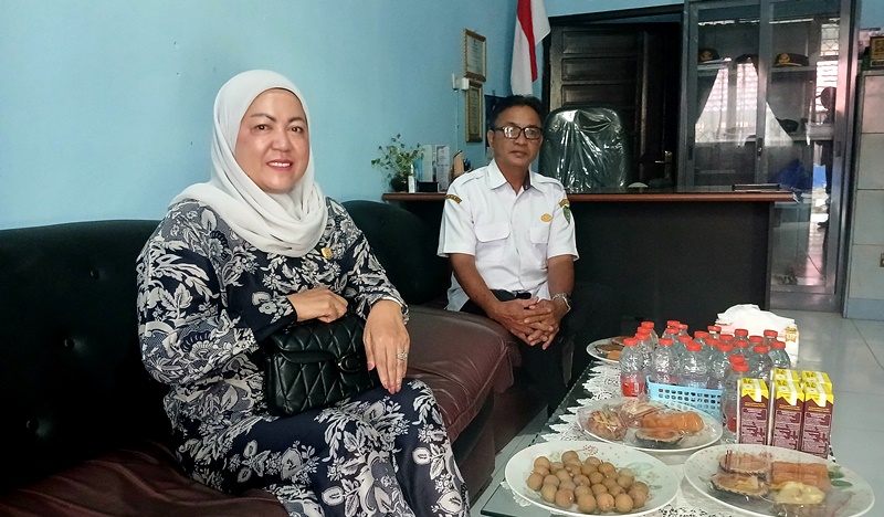 Wakil Ketua II DPRD Barito Utara (PDI-P) Henny Rosgiaty Rusli besama Kepala SMPN 2 Muara Teweh, Hanil.(Foto pribadi Henny)
