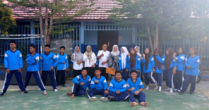 Wakil Ketua II DPRD Barito Utara, Henny Rosgiaty Rusli (PDI-P), bersama Kepala SMPN 2 Muara Teweh, Hanil, dan para siswa, Rabu, 21 Januari 2026.(dok pribadi Henny)