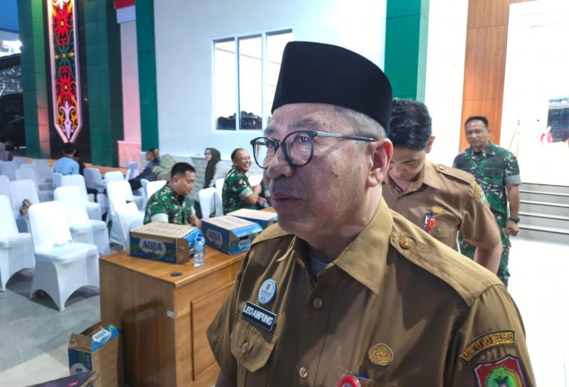 Plt Sekda Kalimantan Tengah Leonard S. Ampung menyampaikan keterangan kepada awak media terkait kepastian pencairan gaji ke-13 dan ke-14 ASN sebelum Lebaran 2026 di Palangka Raya.(3/3/26)