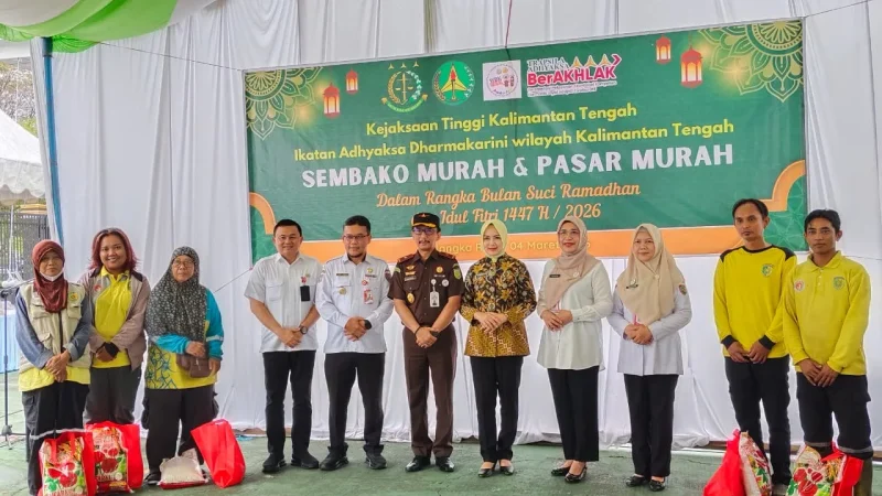 Kepala Kejaksaan Tinggi Kalimantan Tengah Nurcahyo Jungkung Madyo bersama jajaran dan perwakilan Pemerintah Provinsi Kalimantan Tengah saat meninjau pelaksanaan Gerakan Pangan Murah Ramadhan 1447 H di halaman Kantor Kejati Kalteng, Palangka Raya, Rabu (4/3/26).