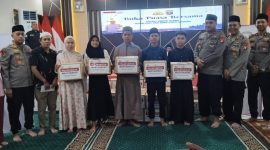 Kapolres Barut AKBP Singgih Febiyanto beserta Ketua Bhayangkari Cabang Barut Fidya Singgih, Ketua PWI H Deni Hariadi dan sejumlah pejabat utana foto bersama usai menyerahkan santunan kepada anak panti asuh dalam acara buka puasa bersama di Aula Polres Barut, Kamis, 5 Maret 2026. Foto: Aprie/1tulah.com