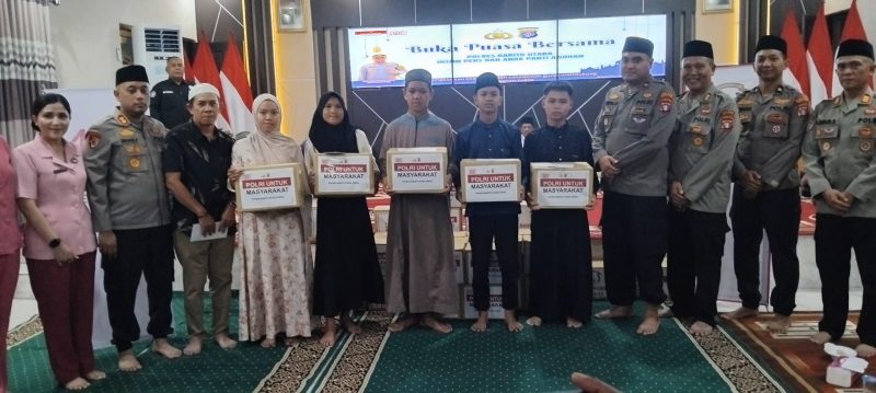 Kapolres Barut AKBP Singgih Febiyanto beserta Ketua Bhayangkari Cabang Barut Fidya Singgih, Ketua PWI H Deni Hariadi dan sejumlah pejabat utana foto bersama usai menyerahkan santunan kepada anak panti asuh dalam acara buka puasa bersama di Aula Polres Barut, Kamis, 5 Maret 2026. Foto: Aprie/1tulah.com