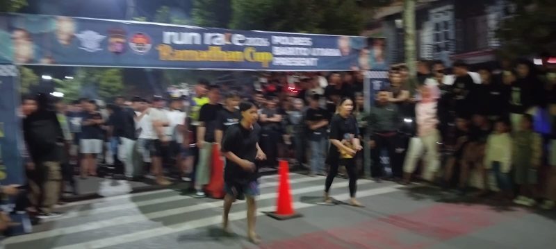 Polres Barito Utara (Barut), Kalteng, menggelar lomba balap lari 100 meter bertajuk Run Race Ramadan Cup 2026 Polres Barut Present, di Jalan Tumenggung Surapati depan Masjid At Taqwa Muara Teweh. Foto: Aprie/1tulah.com
