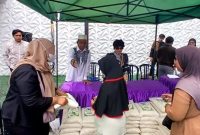 Anggota DPRD Barito Utara (Barut), Kalteng, Haji Tajeri dan istrinya Hajah Sofia membagikan 1.000 lebih kupon paket zakat harta kepada masyarakat setempat di bulan suci Ramadan 1447 Hijriah. Foto: Istimewa