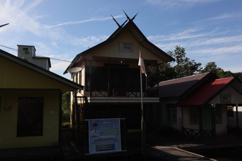 Kantor Pemerintah Desa Walur, Gunung Timang, Barito Utara, Kalteng. Foto: Wikimedia Commons