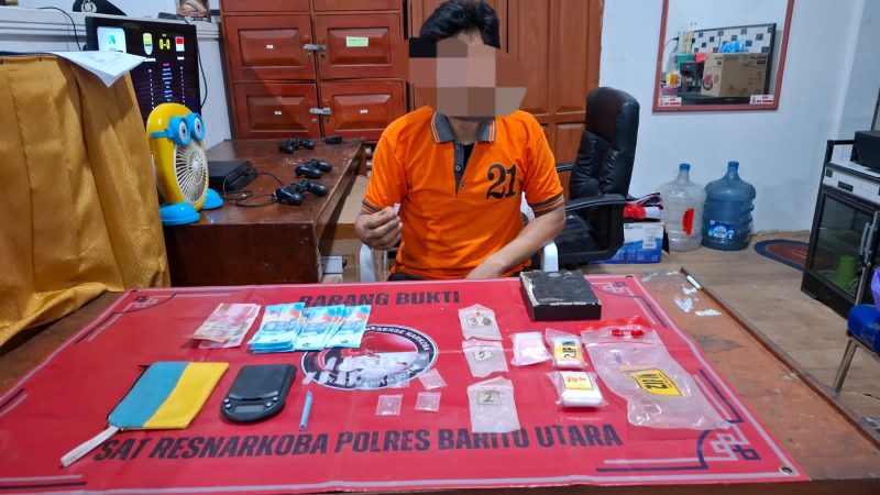 Seorang pengedar narkoba jenis sabu berinisial SM (39) tak berkutik setelah ringkus anggota Polsek Montallat, Barito Utara (Barut), Kalteng,  beserta belasan paket barang haram “penjaga bumi”, Rabu, 18 Maret 2026, sekira pukul 14.15 WIB. Foto: Humas Polres Barut