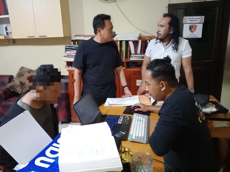 Pelaku Curas Minimarket saat diintograsi petugas