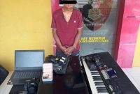 AS (26) pelaku tunggal pembobolan rumah di Jalan Rapen Raya Lingkar Kota Muara Teweh pada Ahad lalu, 15 Maret 2026 beserta barang bukti hasil curiannya saat diamankan Unit Buru Sergap Macan Satreskrim Polres Barito Utara (Barut), Kalteng. Foto: Humas Polres Barut