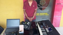AS (26) pelaku tunggal pembobolan rumah di Jalan Rapen Raya Lingkar Kota Muara Teweh pada Ahad lalu, 15 Maret 2026 beserta barang bukti hasil curiannya saat diamankan Unit Buru Sergap Macan Satreskrim Polres Barito Utara (Barut), Kalteng. Foto: Humas Polres Barut