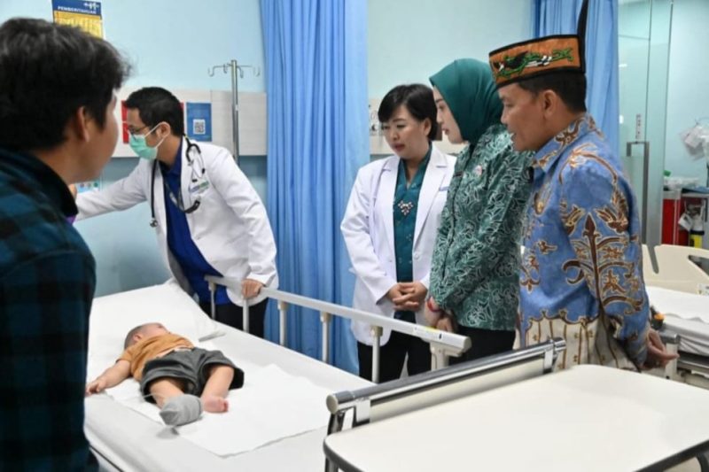  Gubernur Kalimantan Tengah Agustiar Sabran bersama Ketua TPKK Provinsi Kalimantan Tengah Aisyah Thisia Agustiar Sabran saat menjenguk pasien. (28/2/26)