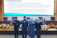 Ketua DPRD Barut Hj Mery Rukaini dan BUpati H Shalahuddin foto bersama usai menerima dokumen tanggapan 5 fraksi di DPRD, Senin 2 Februari 2026