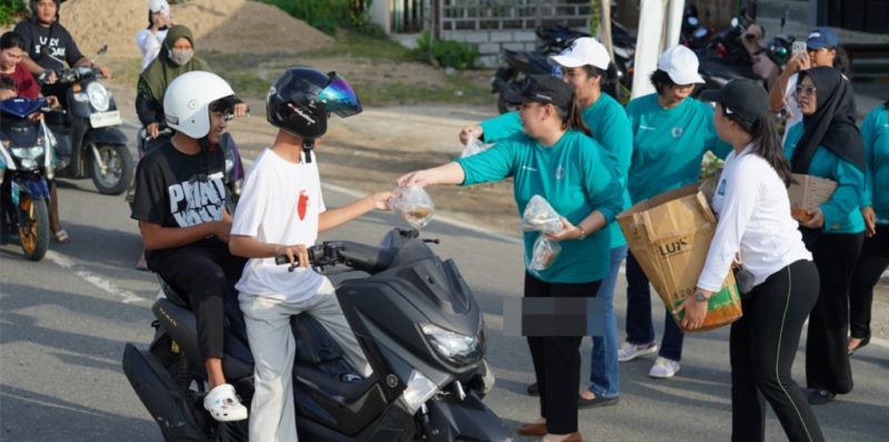 TP PKK Mura melaksanakan aksi sosial pembagian takjil gratis kepada masyarakat, Minggu (1/3/2026). (Foto : Diskominfo SP)