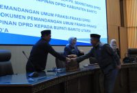 Suparjan Efendi anggota fraksi PDIP usai membacakan pandangan terkait 5 Rapeda disampaikan DPRD, Senin (2/3/2026).Foto.Aprie