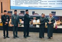Bupati Shalahuddin dan KEtua DPRD Hj Mery Rukaini saat sama-sama berfoto usai serah terima dokumen pad rapatparipurna, Rabu(4/3/26).Foto.Dadang