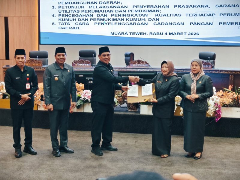 Bupati Shalahuddin dan KEtua DPRD Hj Mery Rukaini saat sama-sama berfoto usai serah terima dokumen pad rapatparipurna, Rabu(4/3/26).Foto.Dadang