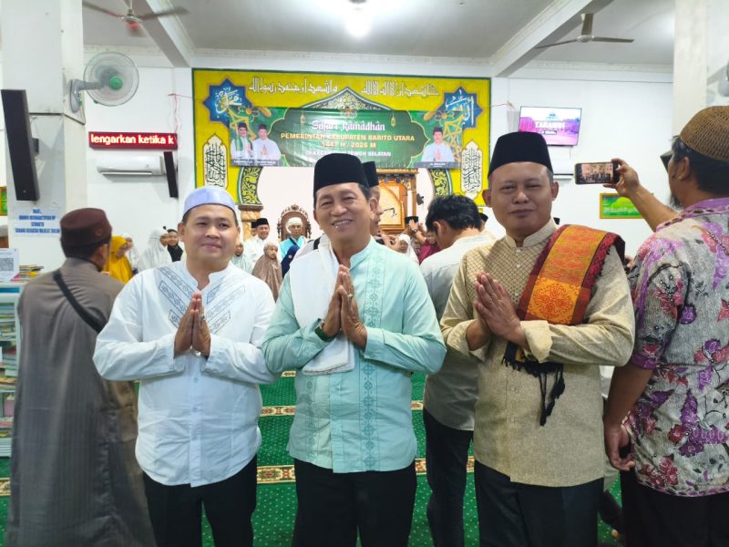 Anggota DPRD H Nurul Aini(tengah) ketika mengikuti kegiatan safari Ramadan bupati di Desa Bukit Sawit, Rabu(4/3/2026). Foto.Dadang