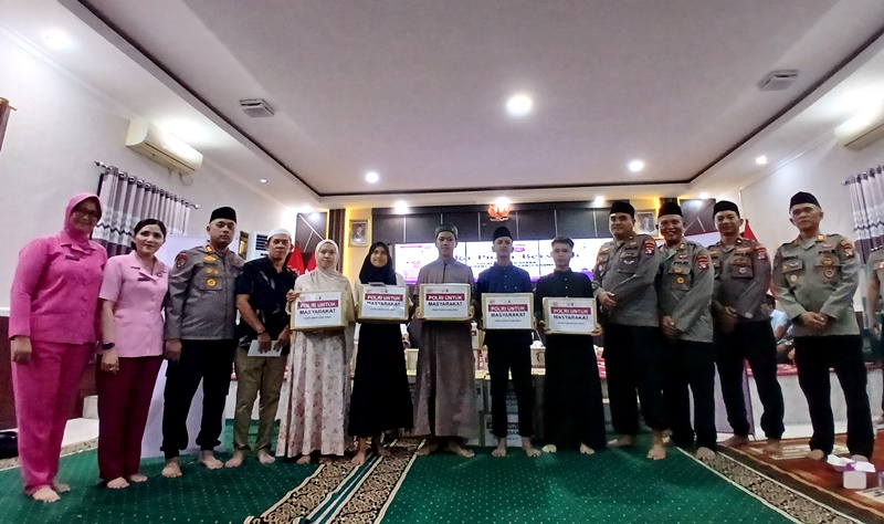 Berbagi parcel Kapolres dan istri sertas Waka Polres dan staf foto bersama, KAmis(5/3/2026).Foto.Dadang